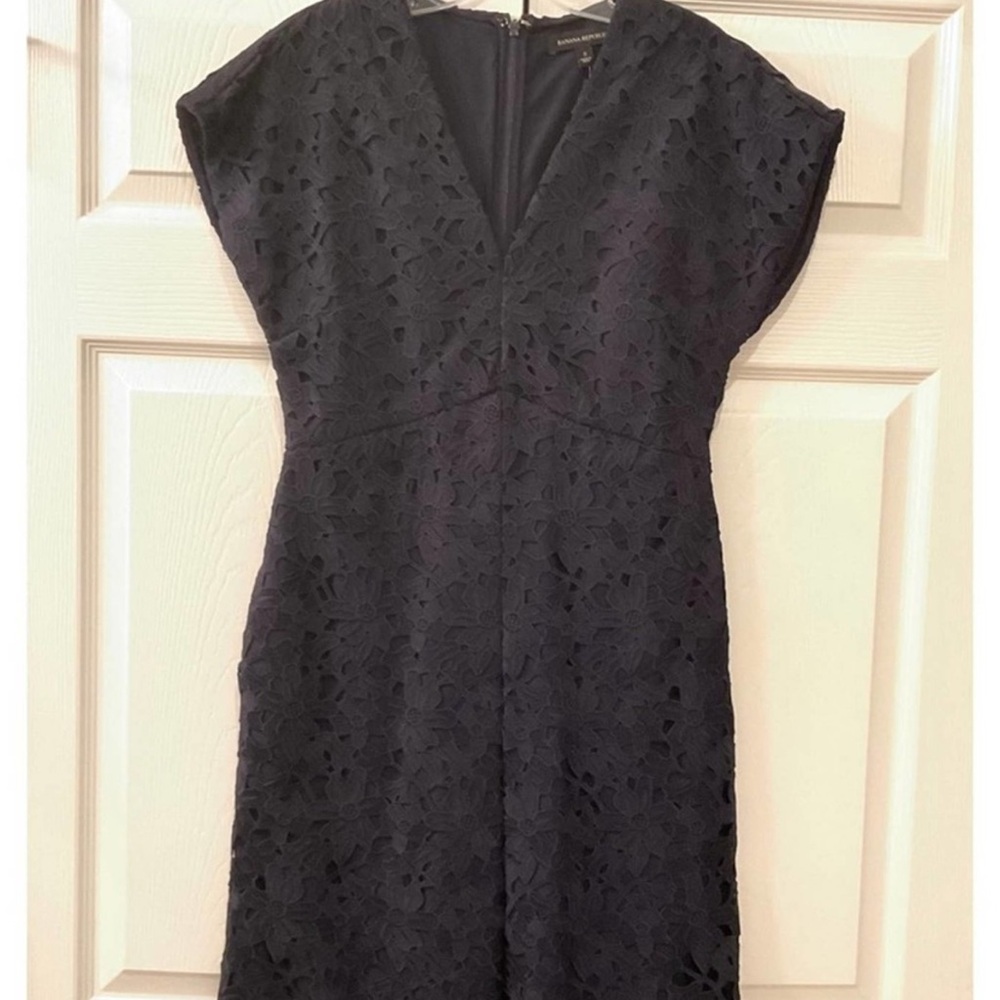 Banana Republic V-neck Lace Navy
Dress w/Pockets! size 2. NWT